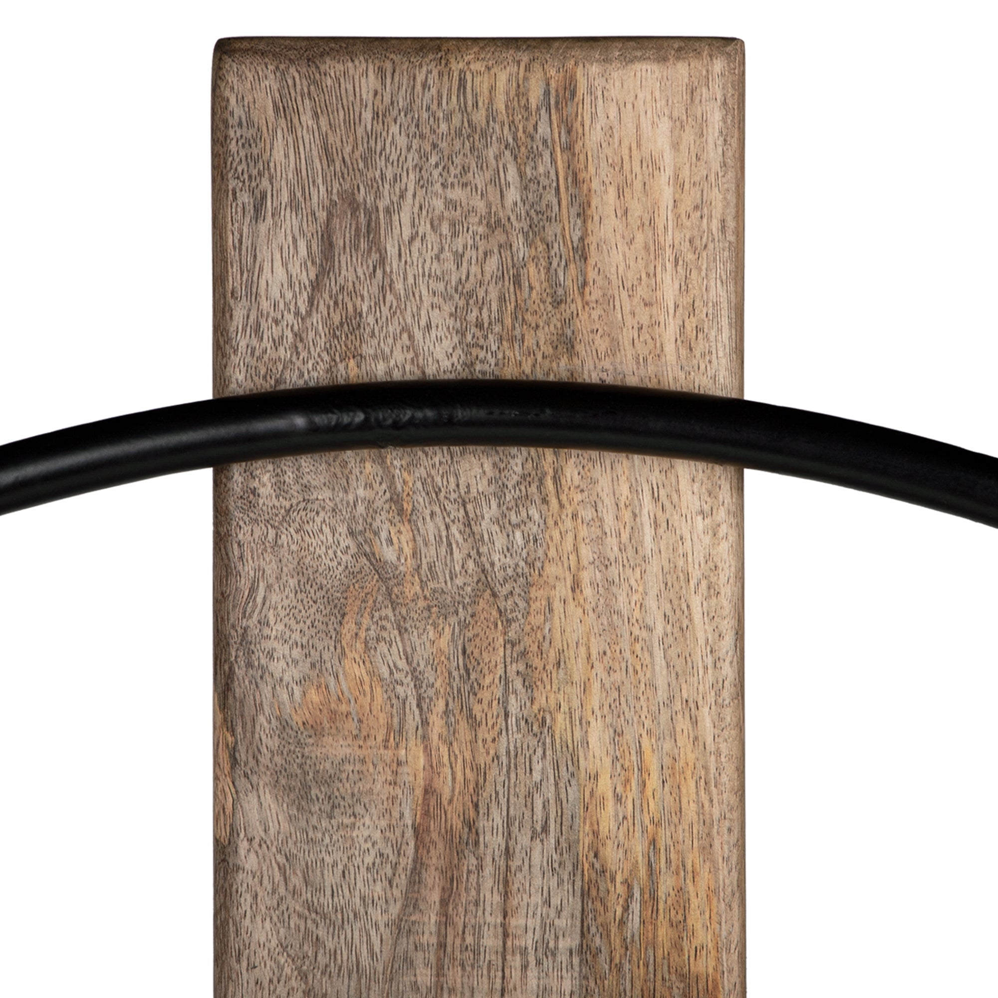 Primo piano di una base di legno con una cornice nera per orologio.