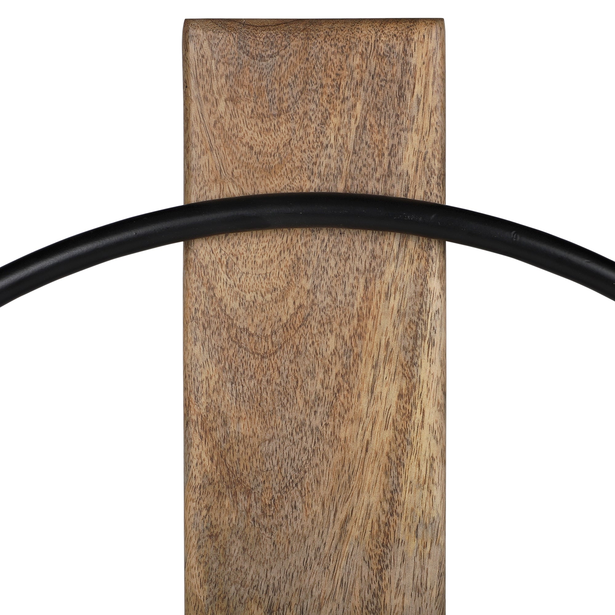 Holzstück mit schwarzem Kabel, das daran befestigt ist.