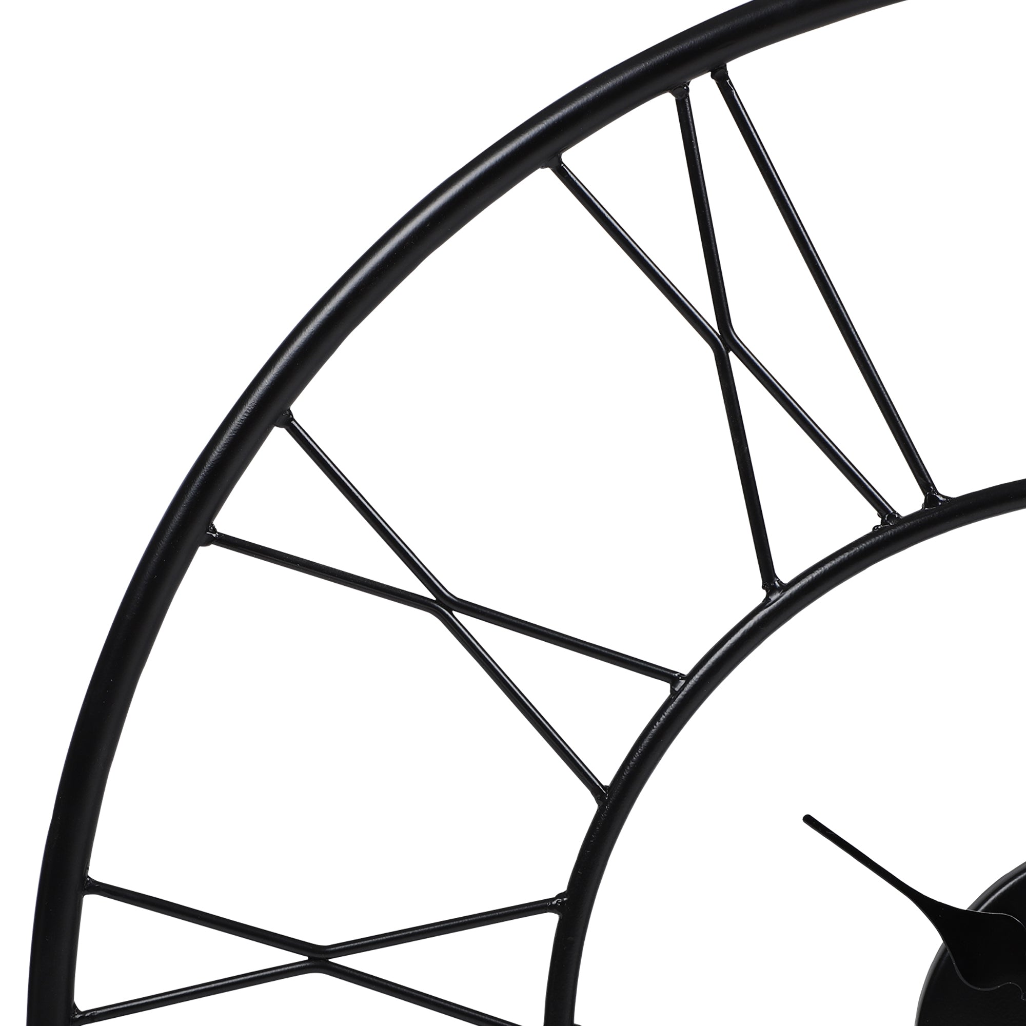 Dettaglio di un orologio da parete nero con quadrante.
