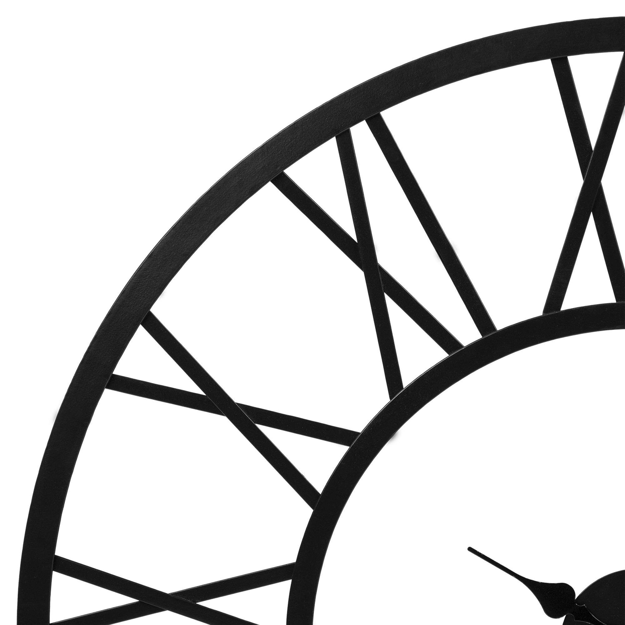 Detaljevisning af urkabinettet med sort metal og tal.