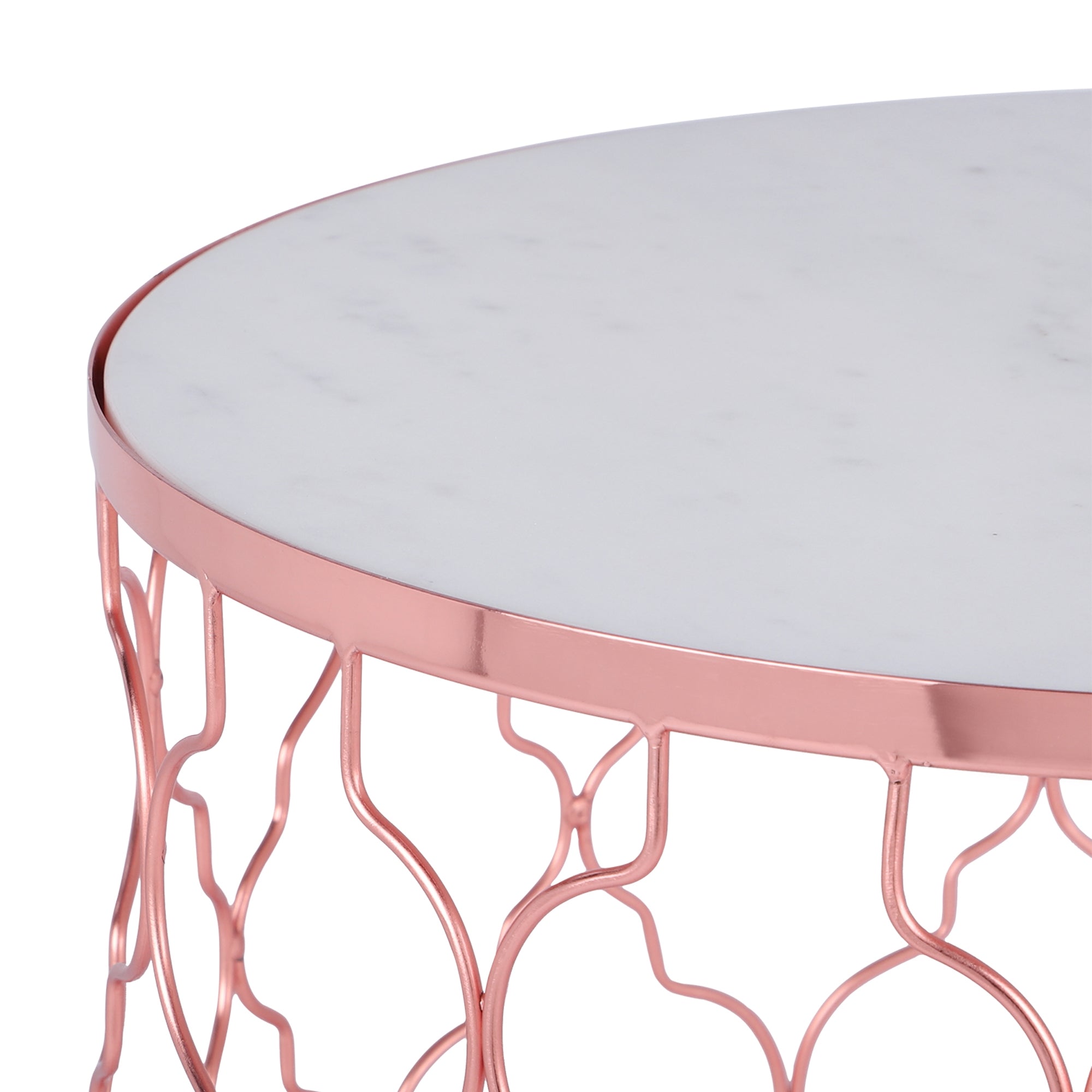 Vue détaillée d'une table ronde avec une surface marbrée et un cadre en cuivre.