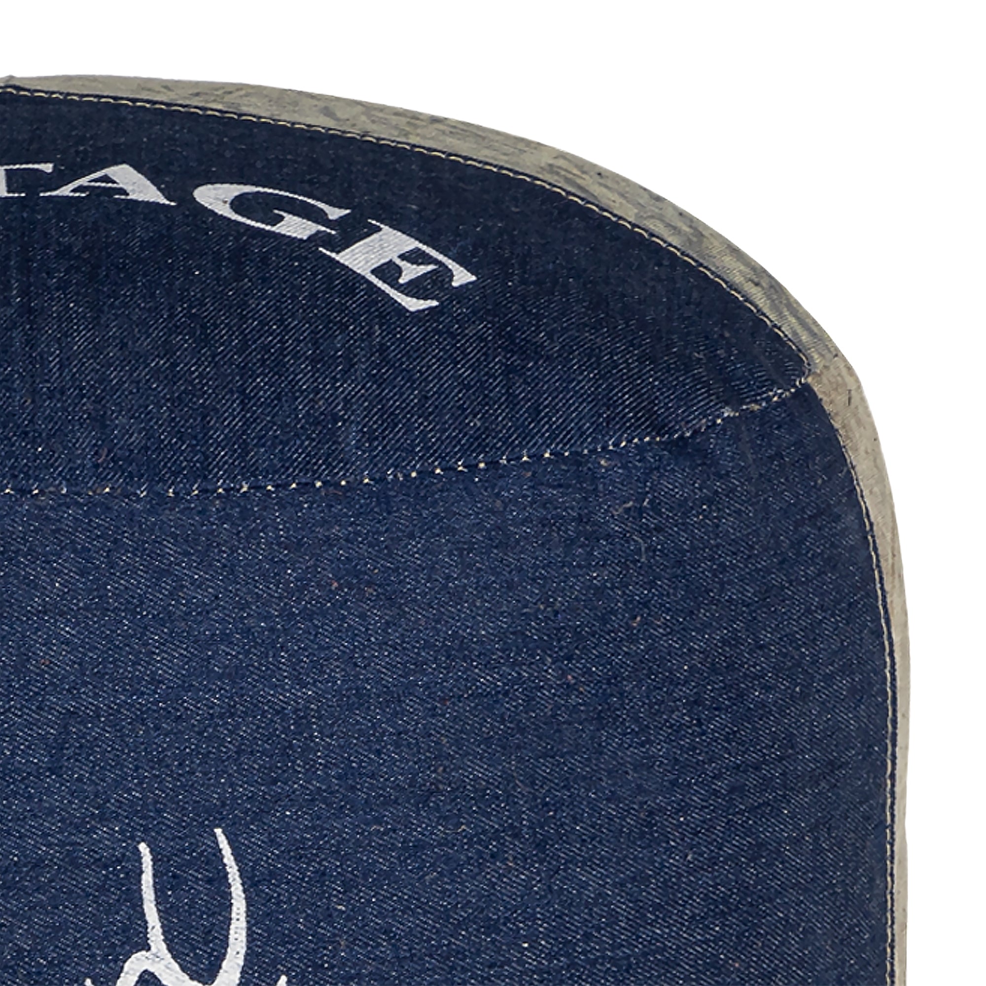 Rund skammel lavet af jeansstof med teksten 'VINTAGE' på toppen.