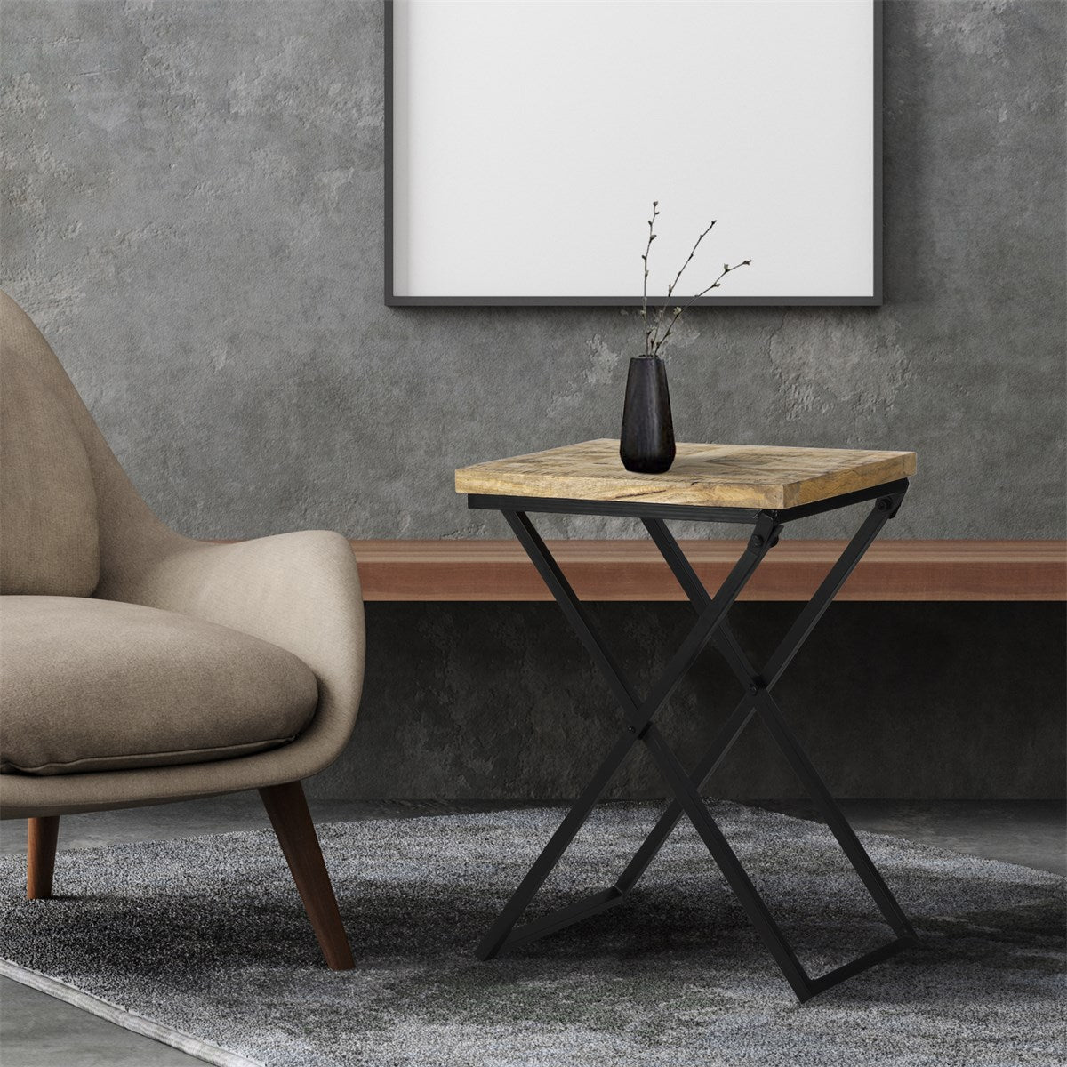 Ein beiger Sessel neben einem kleinen Tisch mit Holzplatte und einer Vase auf einem grauen Teppich