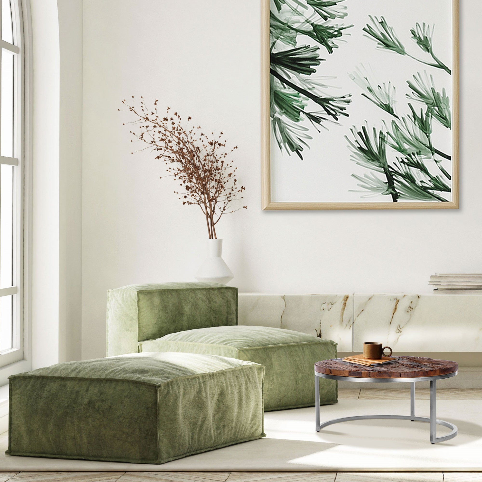Ein Raum mit grünen Sitzkissen, einem Tisch und einem Wandbild mit Pflanzenmotiven.