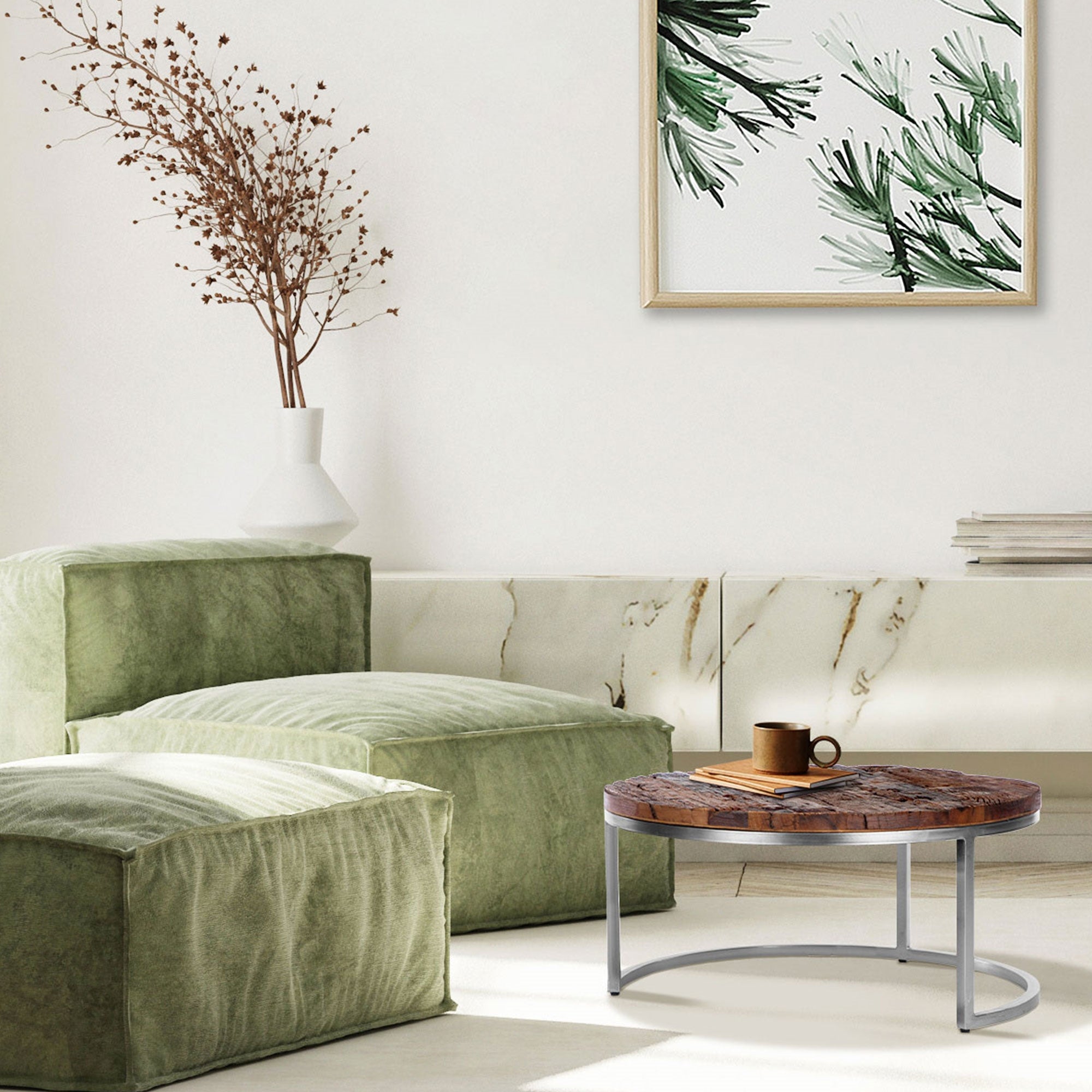 Wohnzimmer mit grünen Sitzkissen und einem runden Tisch.