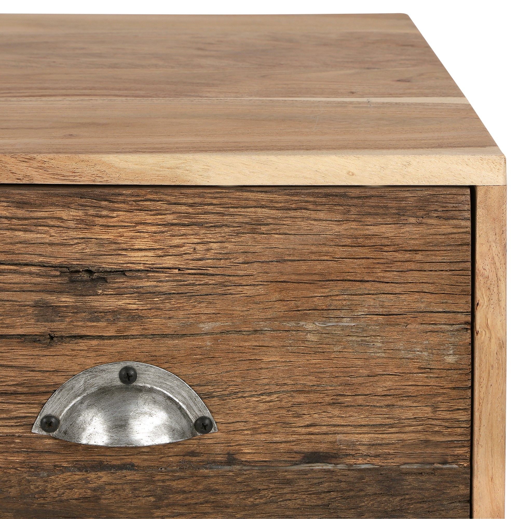 Holzschublade mit metallischem Griff.