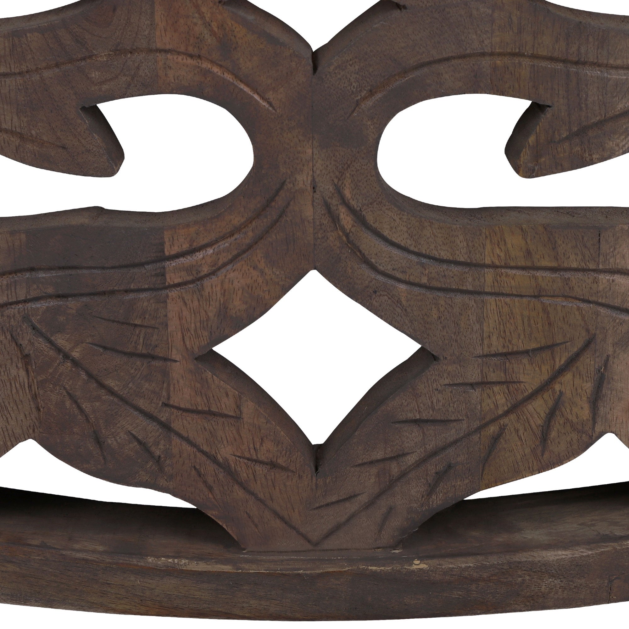 Holzdetail mit geschwungenem Muster und Ausschnitten.