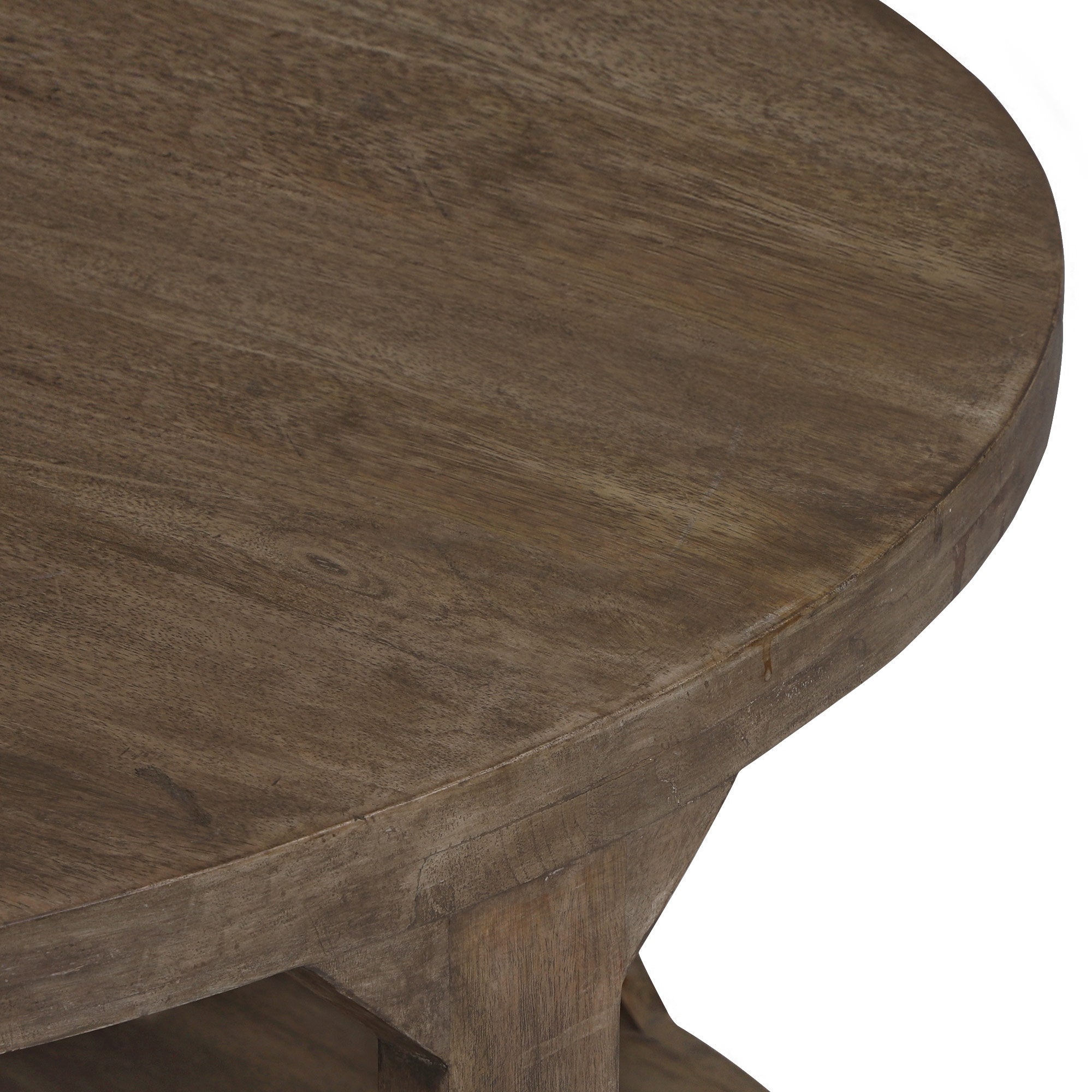 Detailaufnahme eines runden Holztisches mit sichtbarer Holzmaserung.