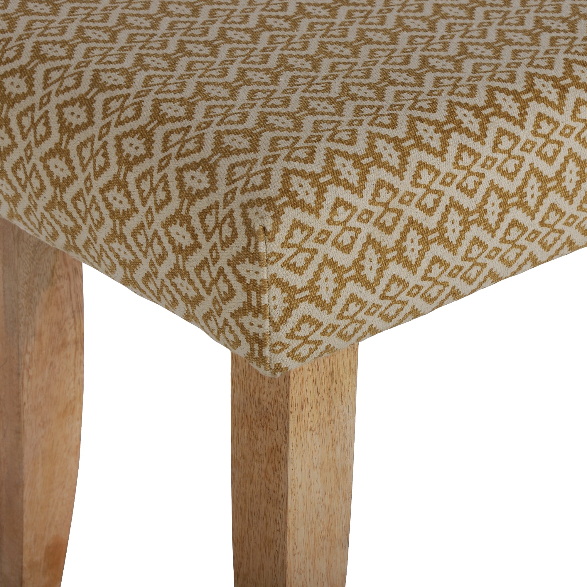 Detailní pohled na polstrovanou židli s geometrickým vzorem v hnědé a béžové barvě.