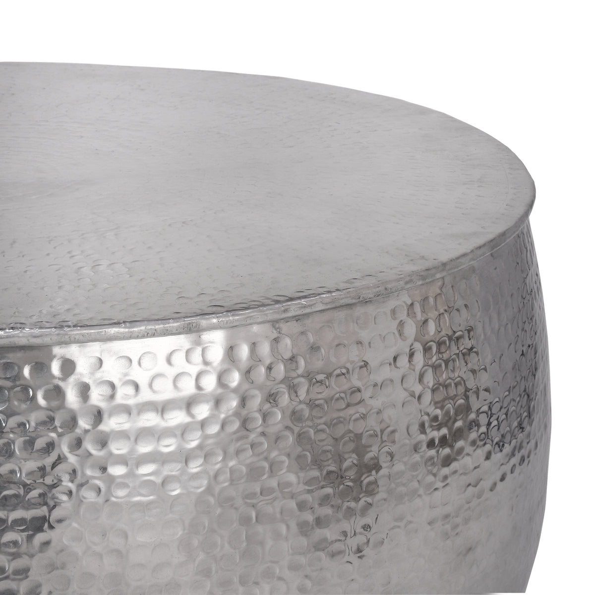 Table ronde argentée avec une surface lisse et brillante.