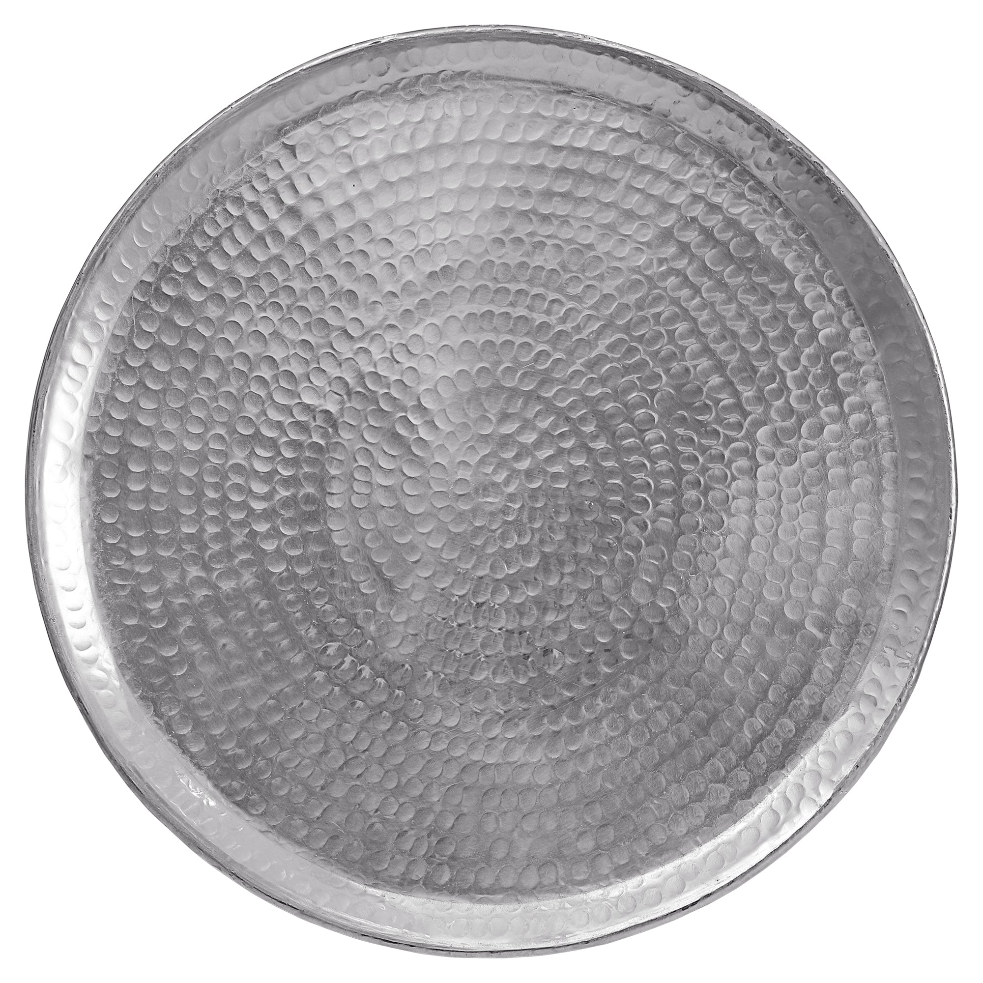 Assiette ronde argentée avec une surface martelée.