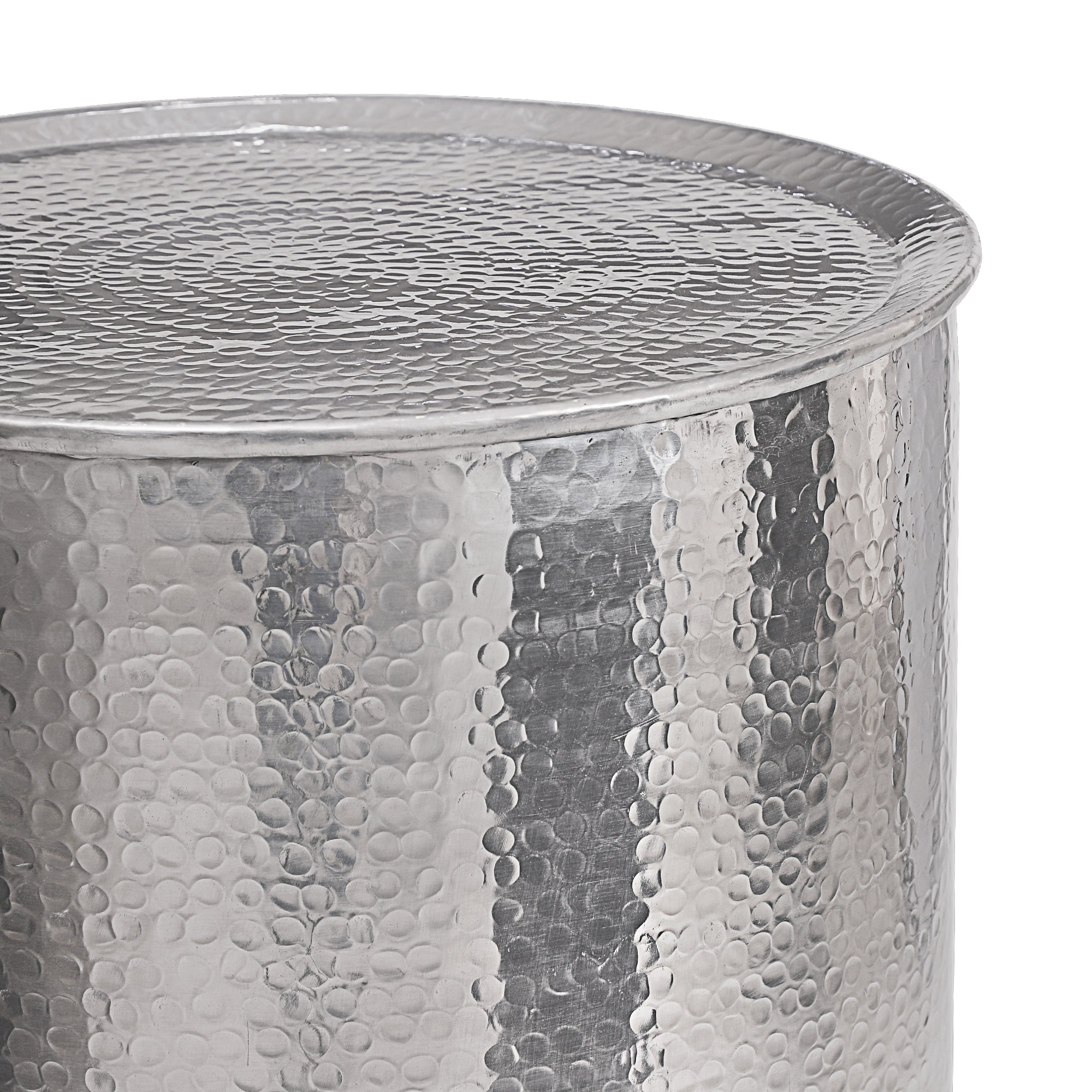 Table ronde argentée avec une surface martelée.