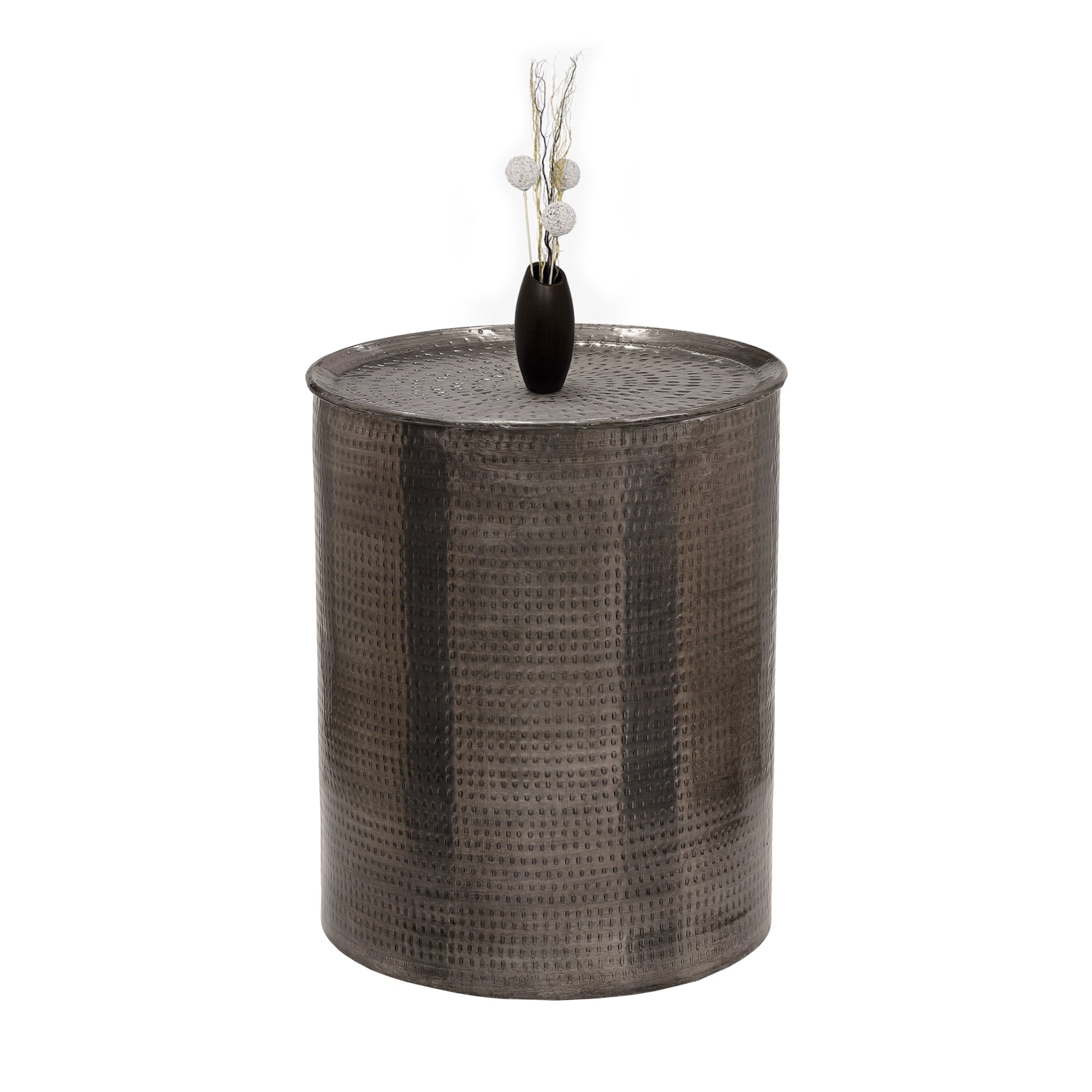 Tavolino rotondo grigio con un vaso nero e decorazioni.