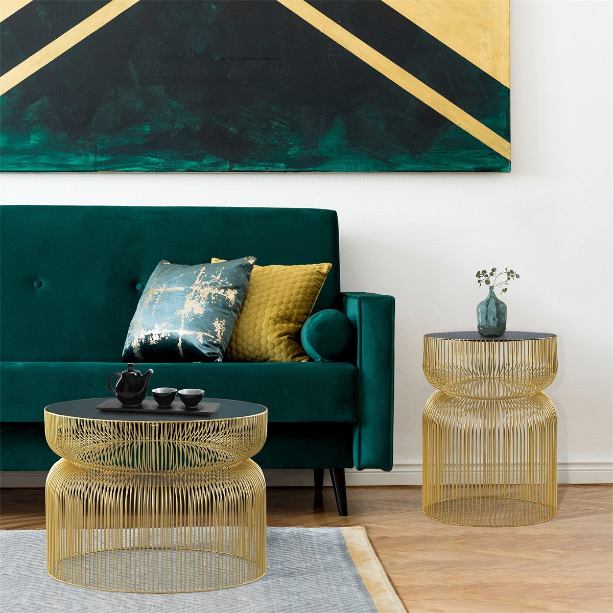 Grünes Sofa mit goldenen Tischen und einer modernen Wanddekoration.