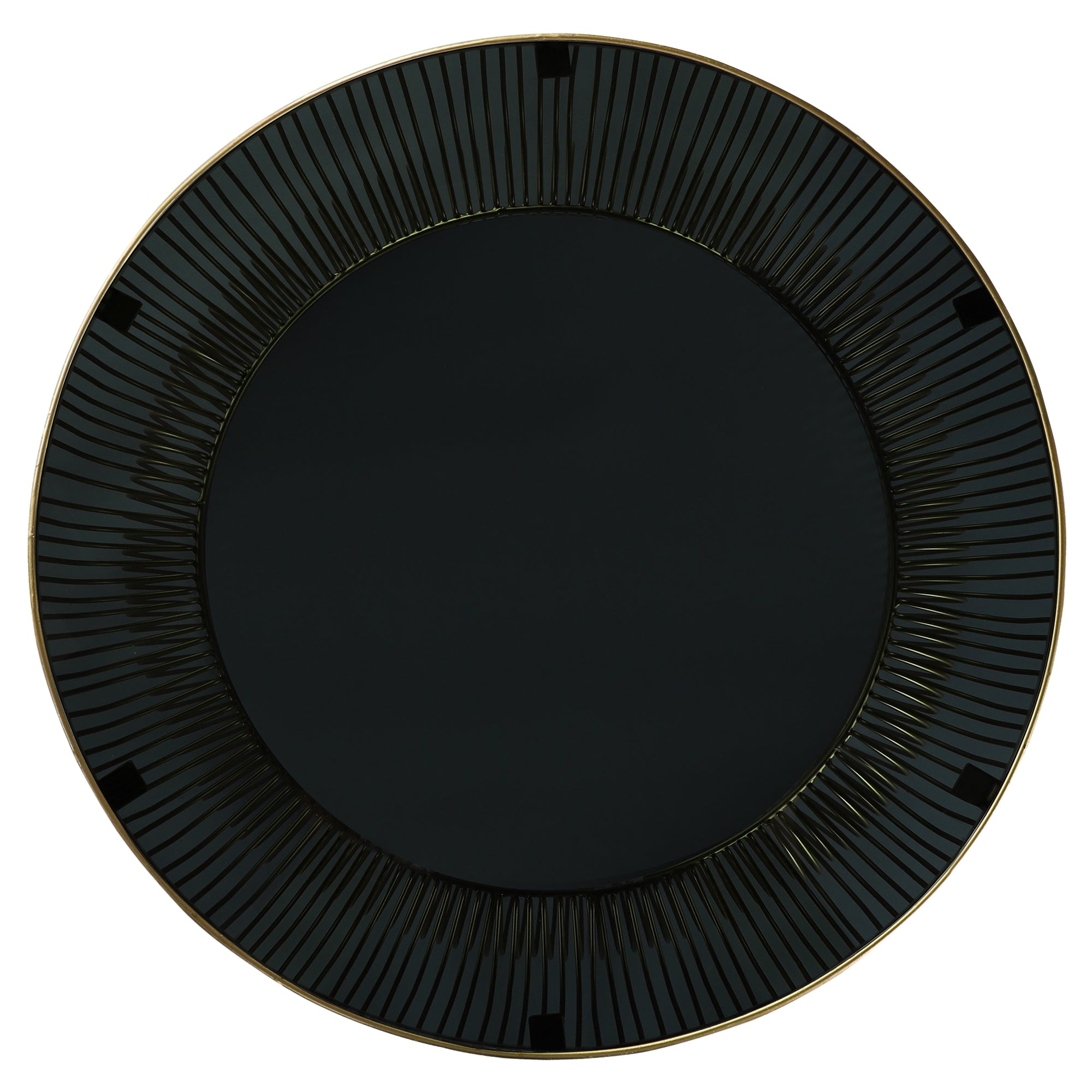 Une assiette noire avec des accents dorés sur un fond blanc.