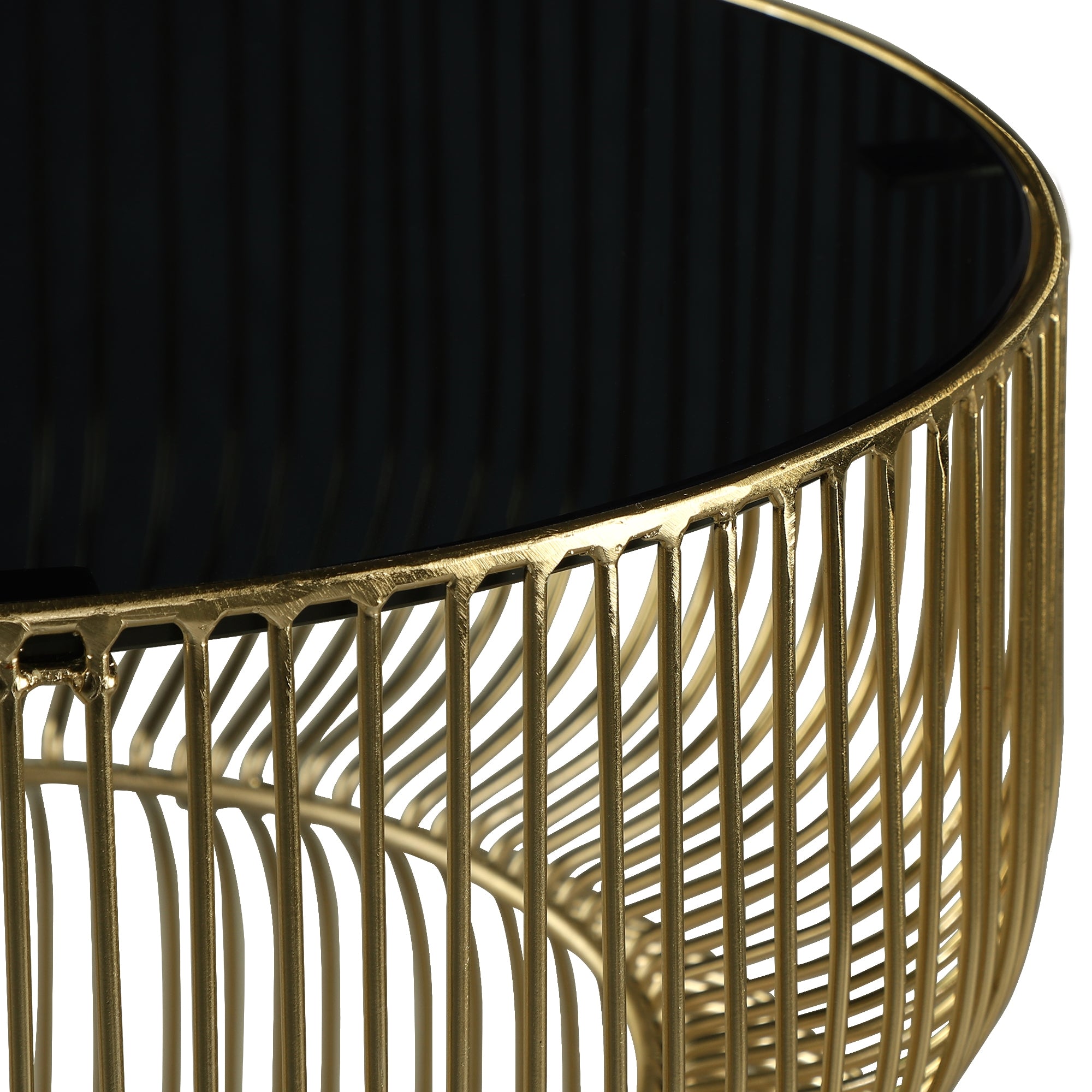 Table ronde avec plateau en verre noir et structure en treillis doré.